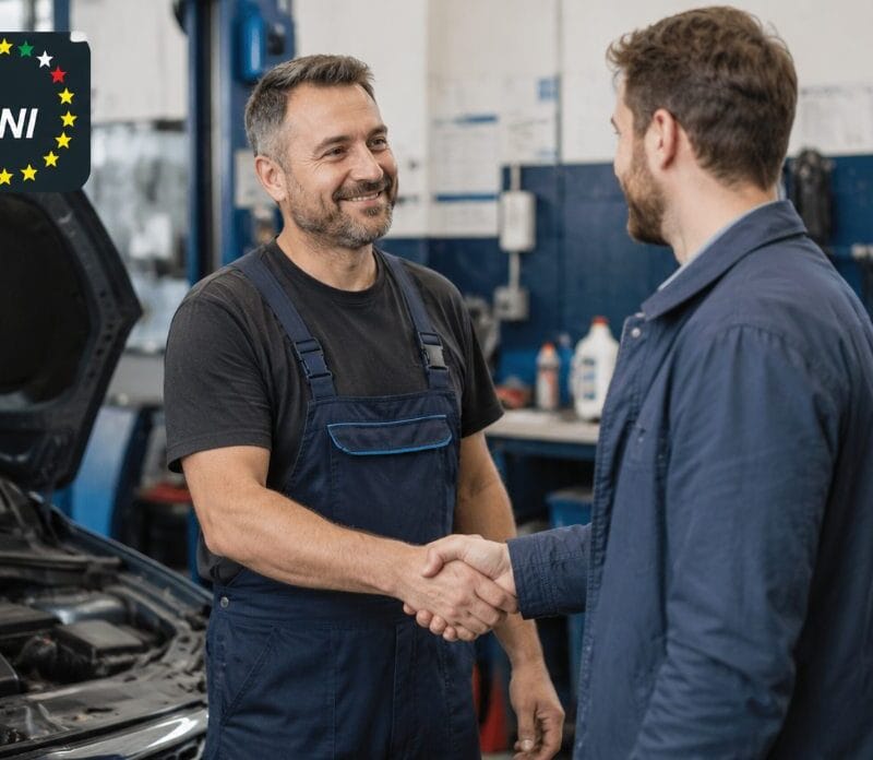 Meccanico e cliente si stringono la mano dopo aver fatto il tagliando all'auto