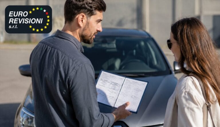 Ragazzo vende la sua auto facendo vedere tutti i tagliandi fatti all'acquirente