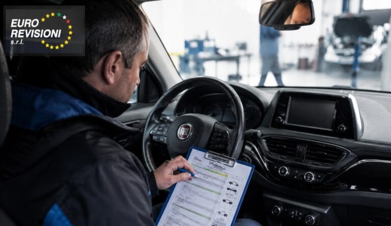 Meccanico di Euro Revisioni che sta controllando il sistema frenante di un'auto.